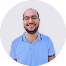 Tanguy Annequin, développeur web indépendant à Montpellier, travaillant sur son ordinateur