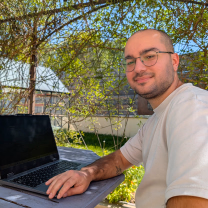 Tanguy Annequin, développeur web indépendant à Montpellier, souriant